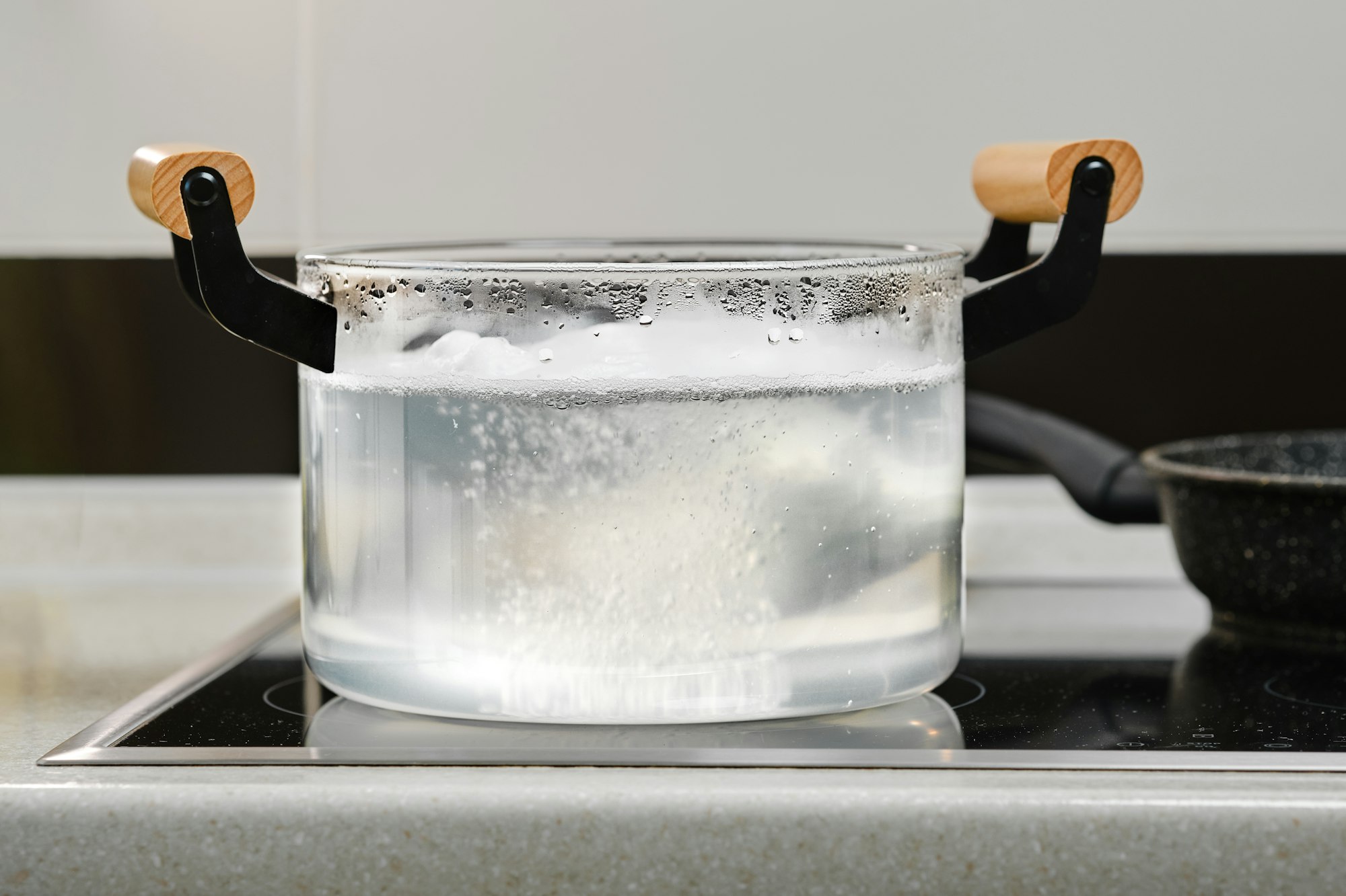 Preparation of poached egg in boiling water